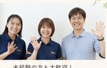 笑顔で手を振るスタッフ