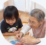 多世代で交流する様子