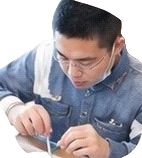 作業に取り組む利用者